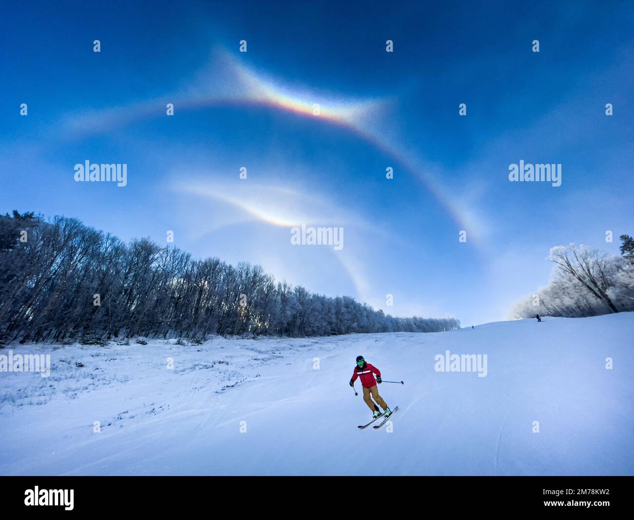 Halos: 22 gradi halos, archi tangenziali orizzontali, 46 gradi halos, arco circumzenithal, Sugarbush Ski Resort, Warren, VT, Stati Uniti. Foto Stock