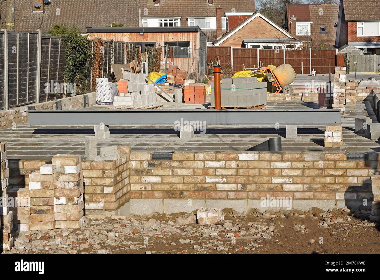 Casa indipendente trave trave trave trave in acciaio posto su pavimento in cemento pianificazione anticipo per la facilità di sollevamento sopra elevazione frontale ampia finestra apertura più tardi sul Regno Unito Foto Stock