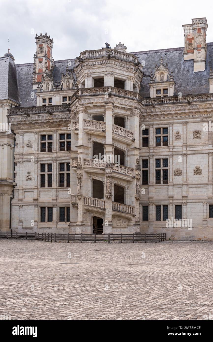 Cortile del Castello reale di Blois con la sua famosa scala della parte rinascimentale di Francesco il primo Foto Stock