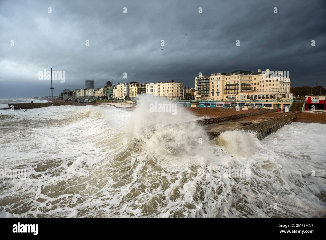 Brighton, 7th 2023 gennaio: Forti venti e mari accidentati hanno colpito la costa meridionale durante l'alta marea a Brighton questa mattina (sabato 7th 2023) Foto Stock