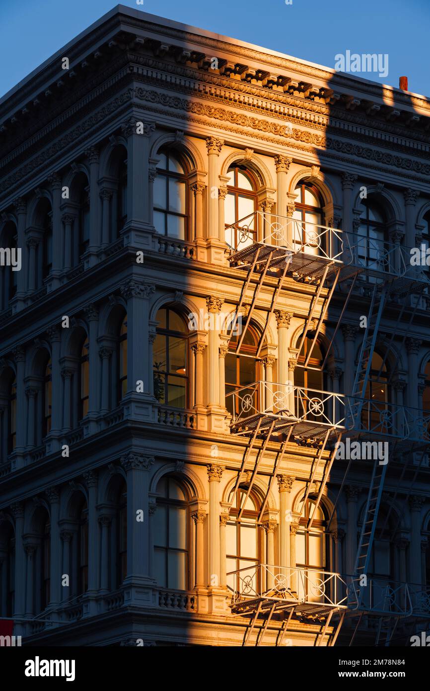 Edificio loft Soho con ornamento della facciata e fuga dal fuoco. Soho Cast Iron Building Historic District, Lower Manhattan, New York City Foto Stock