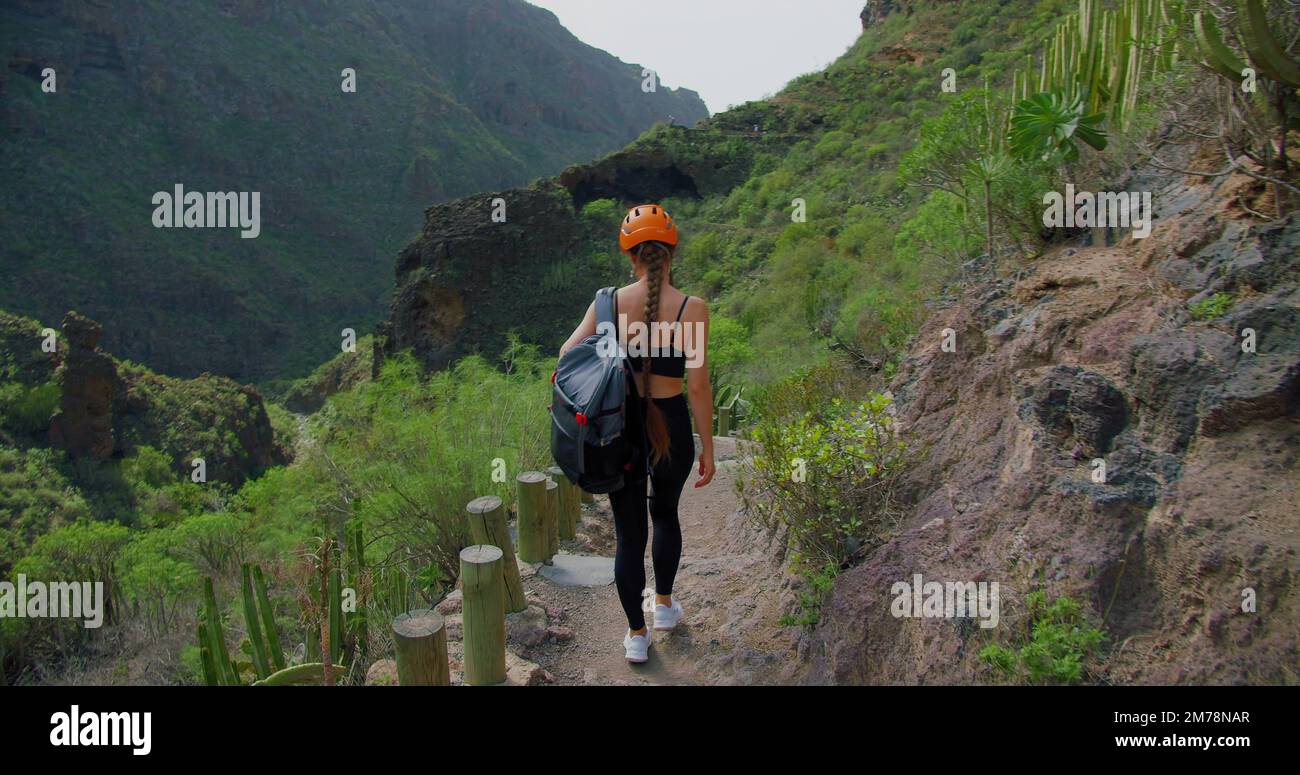 Donna turista in un'escursione di hemlet in gola e montagne. Isole Canarie. Tenerife. Barranco del Infierno. Foto Stock