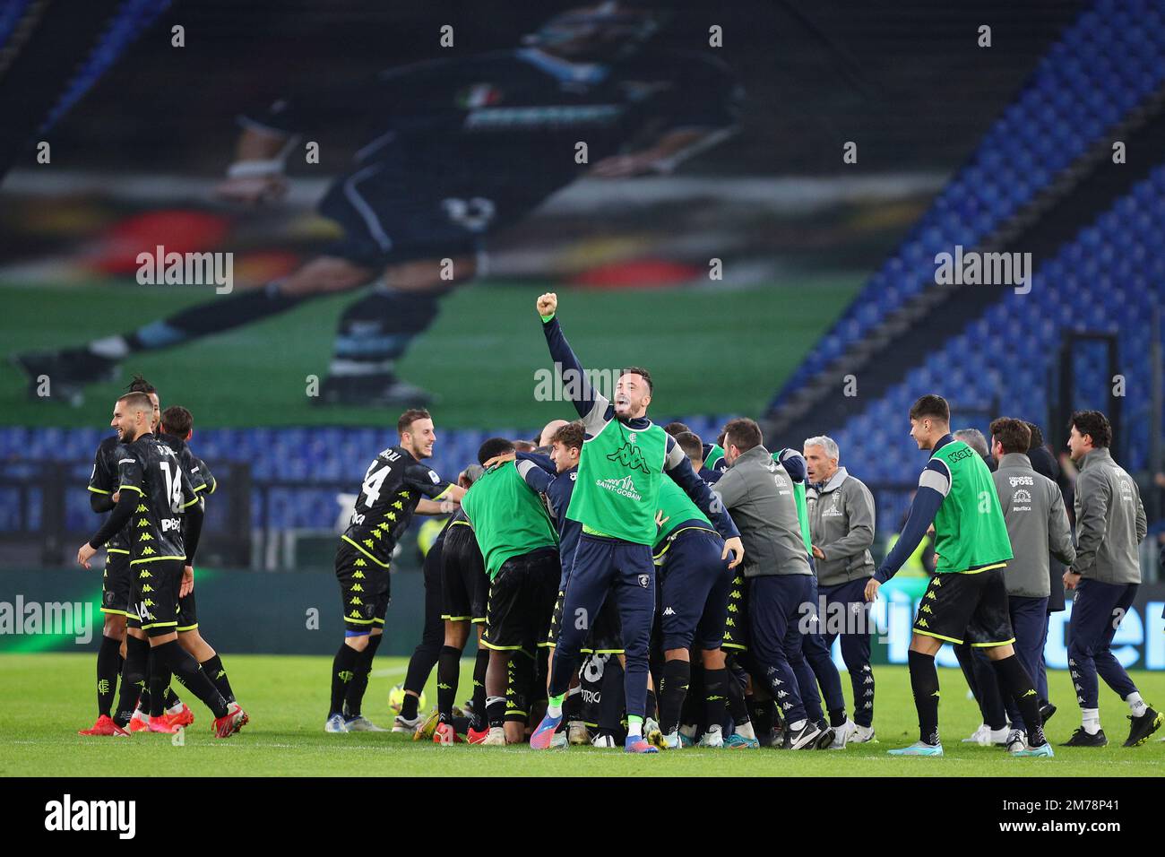 Razvan Gabriel Marin festeggia con i suoi compagni di squadra dopo aver segnato 2-2 gol durante il campionato italiano Serie Una partita di calcio tra SS Lazio e Empoli FC il 8 gennaio 2023 allo Stadio Olimpico di Roma - Foto Federico Proietti / DPPI Foto Stock