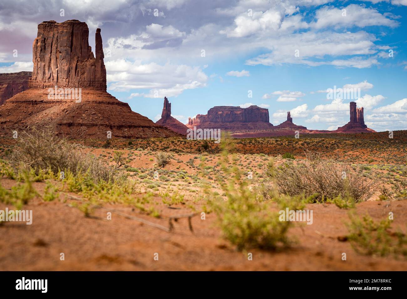 vista del deserto con buttes nella valle del monumento Foto Stock