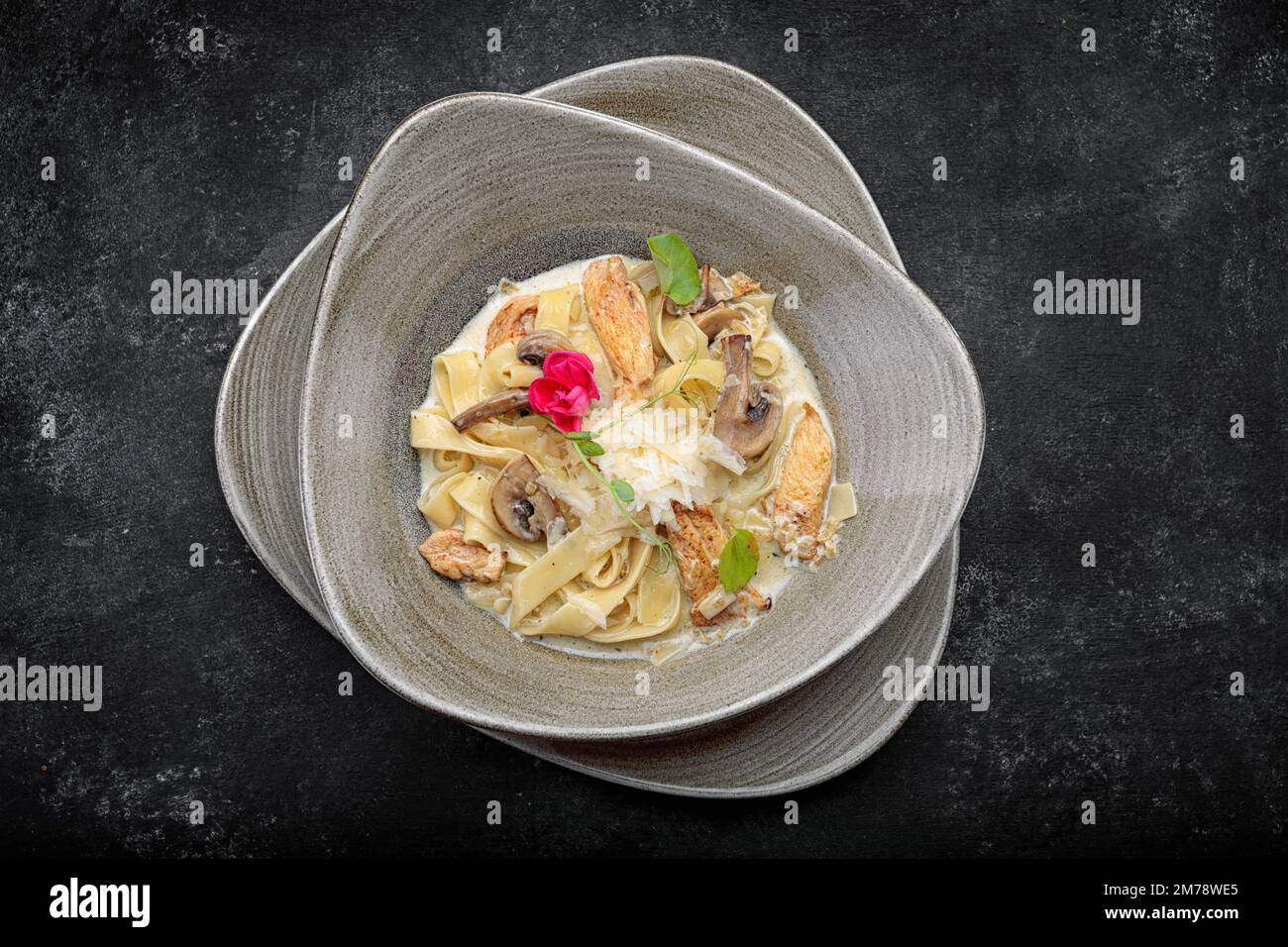 Pasta con formaggio, pollo e funghi, al buio Foto Stock
