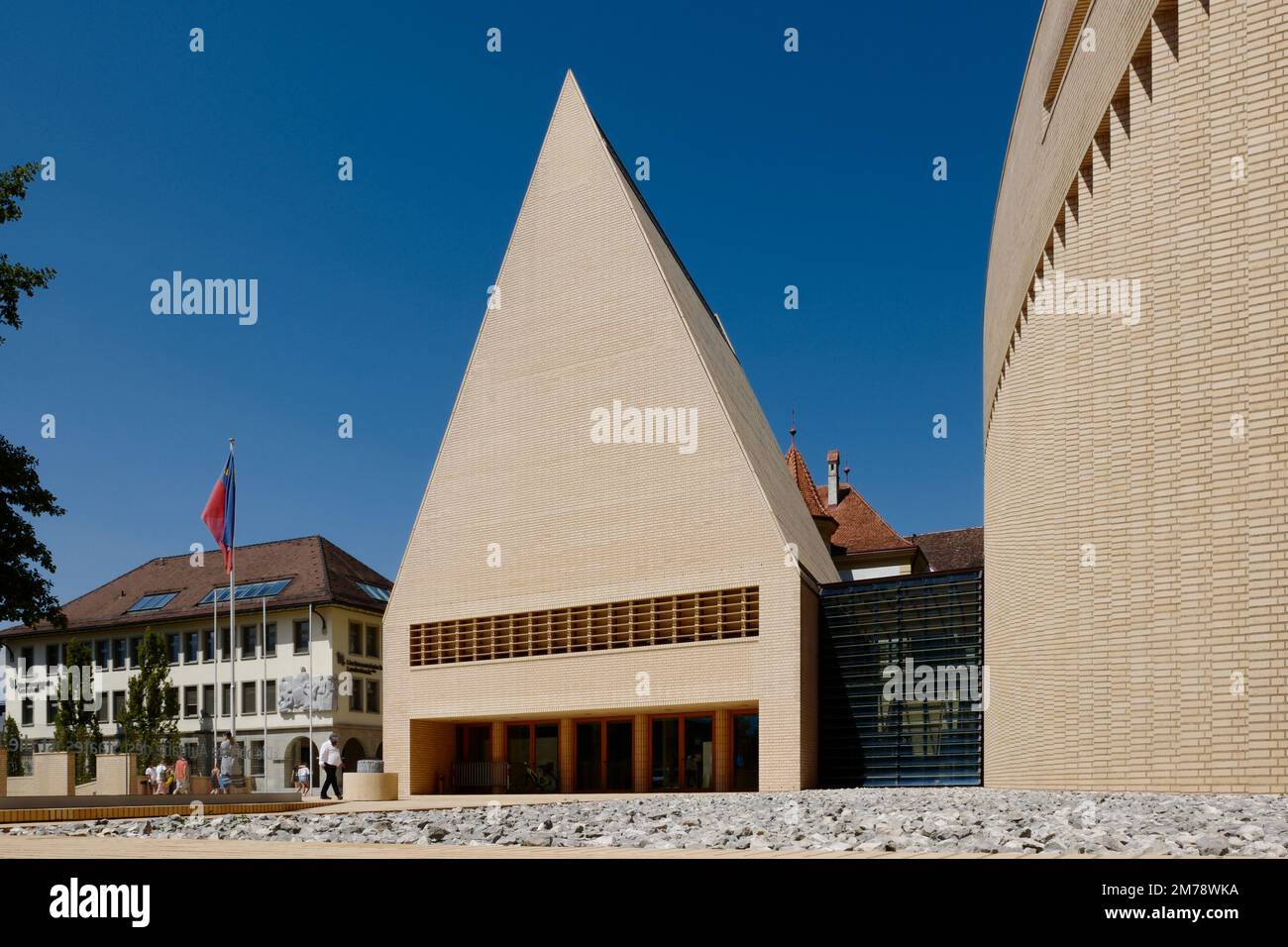 Parlamento (Landtag) esterno dell'edificio (architetto: Hansjörg Göritz), Vaduz, Liechtenstein, agosto 2022 Foto Stock