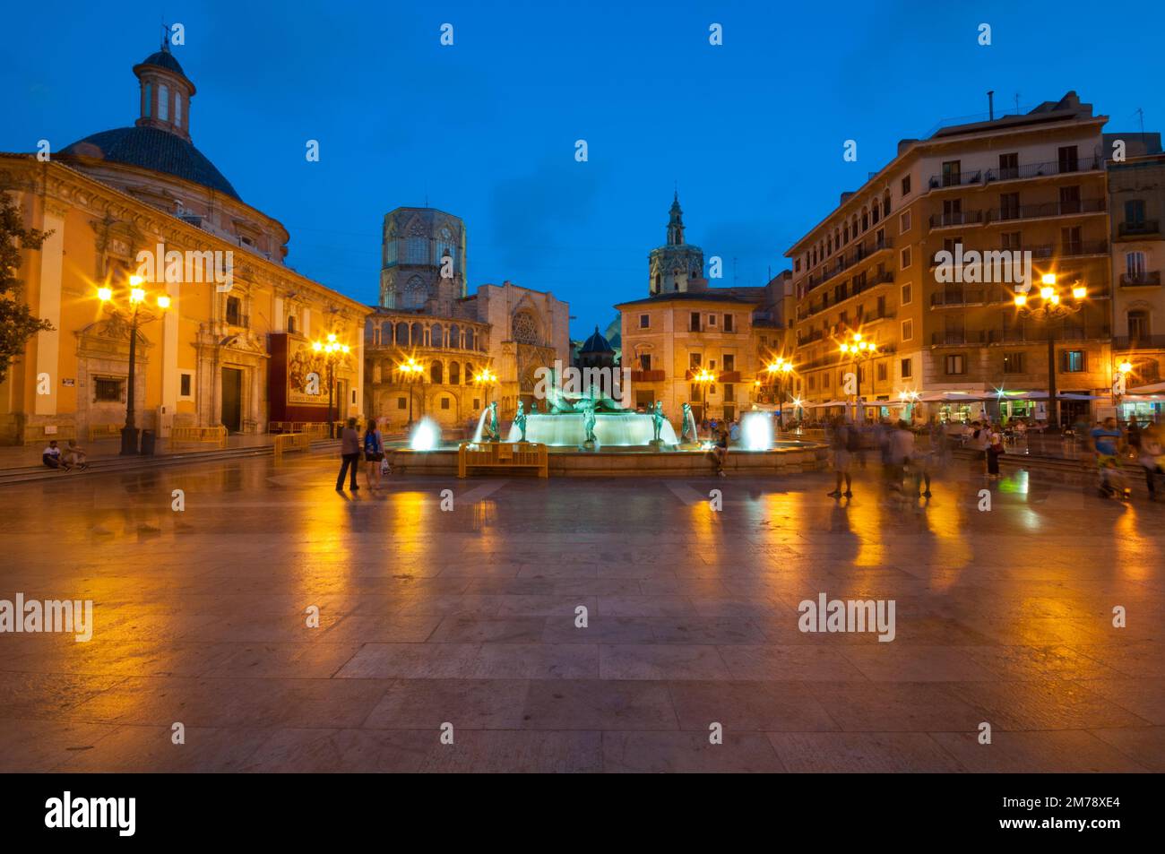 Valencia, Spagna - 22 giugno 2019: Piazza di Santa Maria e la fontana Rio Turia di notte Foto Stock