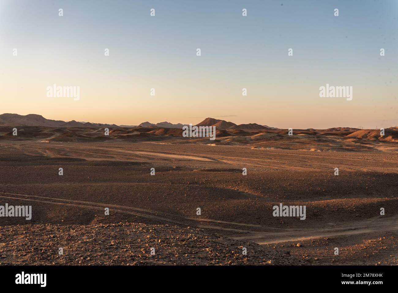 Meraviglioso tramonto nel deserto di marsa alam in egitto Foto Stock