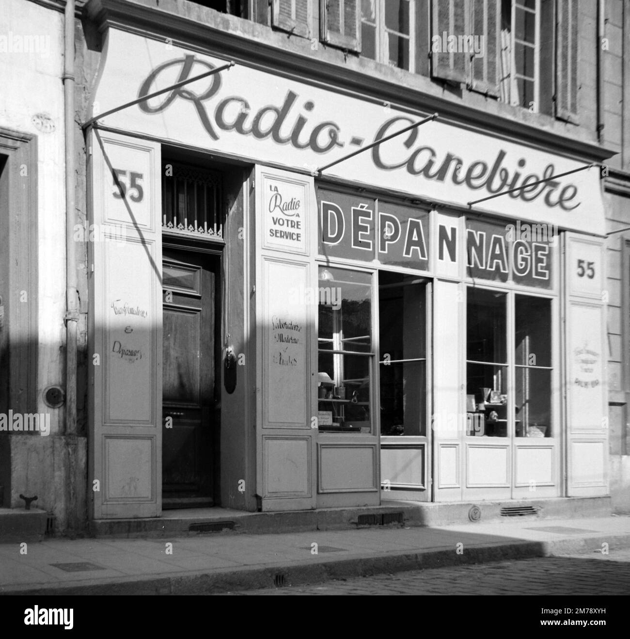 Radio Canebiere Vintage Shopfront of radio and Electronics Shop precedentemente in rue de Lodi Marseille 55 Francia. Fotografia vintage in bianco e nero o monocromatica 1945. Foto Stock