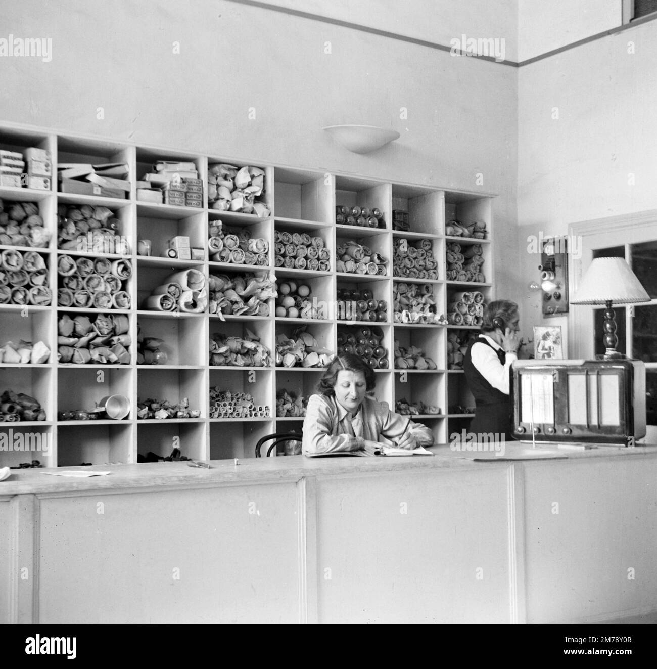 Shop Assistenti o operai in radio Canebiere Electronics and radio Shop Interior, Marsiglia 1945. Fotografia vintage in bianco e nero o monocromatica. Foto Stock