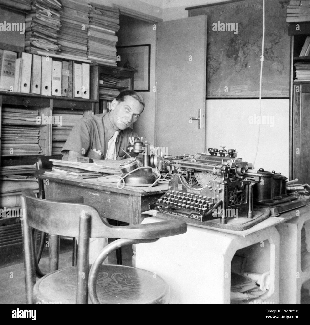 Cuttered Small Business 1940s Office con Underwood Standard Typewriter n. 5 e Vintage Telephone con armadietti e armadietti di archiviazione Francia 1945 Foto Stock