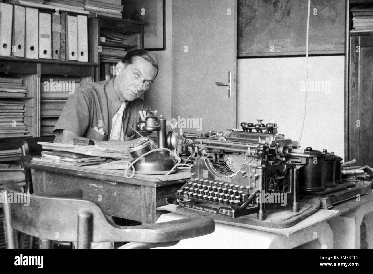 Cuttered Small Business 1940s Office con Underwood Standard Typewriter n. 5 e Vintage Telephone con armadietti e armadietti di archiviazione Francia 1945 Foto Stock