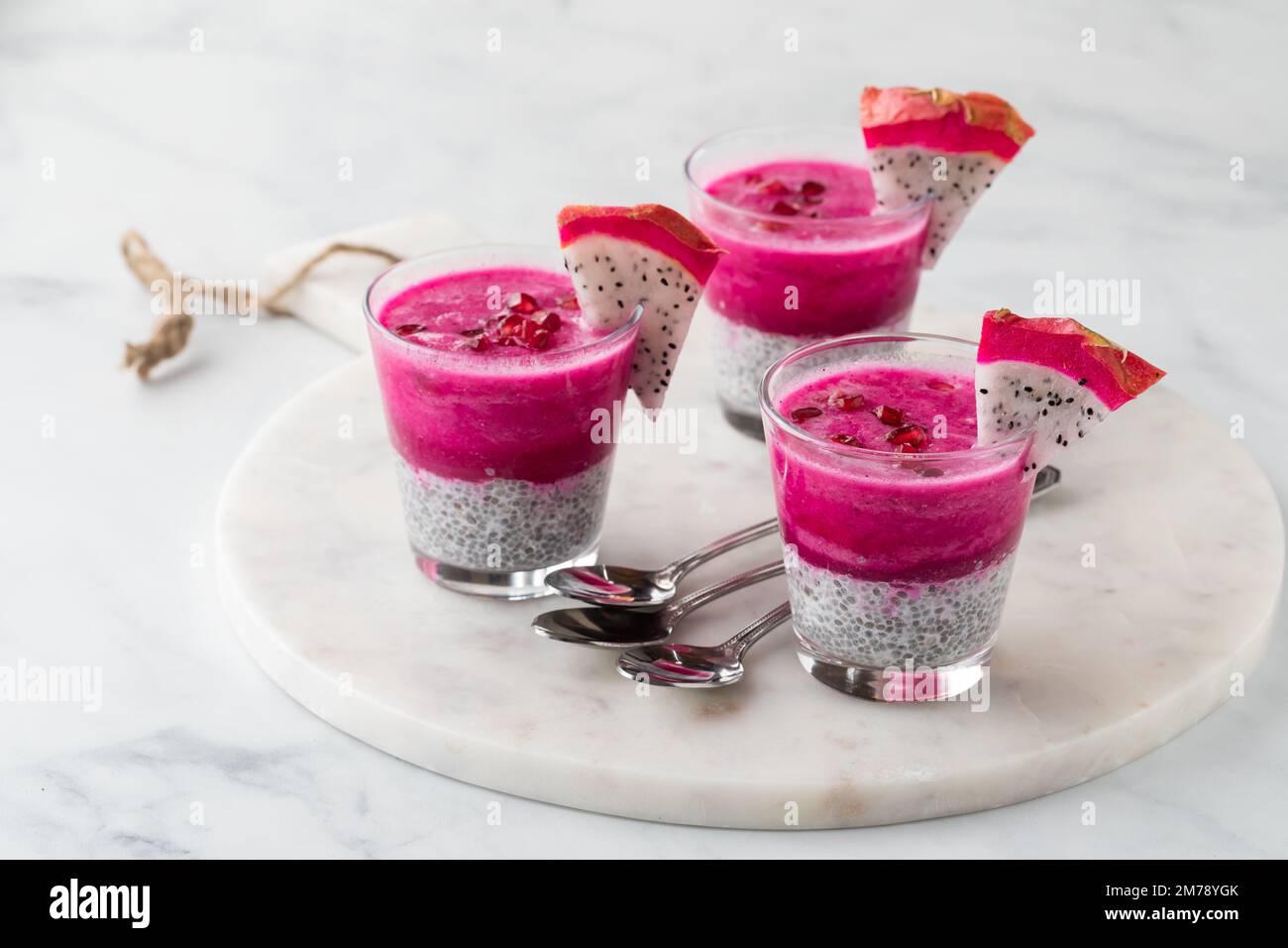 Budini di Dragonfruit chia guarniti con spicchi di Dragonfruit, pronti per mangiare. Foto Stock