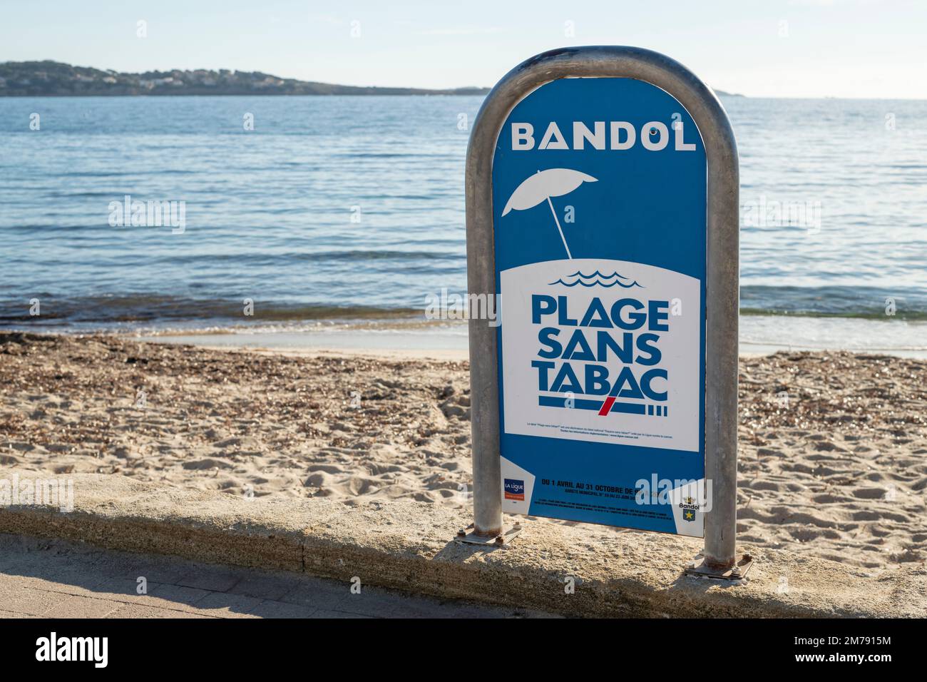CARTELLO INFORMATIVO BEACHE non FUMATORI su una spiaggia di Bandol, nel sud della Francia, divieto di fumo adottato con decreto municipale Foto Stock