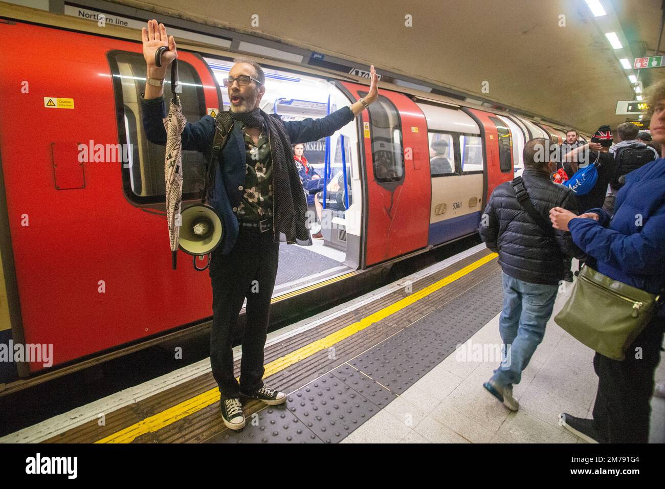 Londra, Regno Unito. 8th Jan, 2023. Nessun pantaloni per la restituzione del tubo in giornata dopo il COVID. Nessun Trousder sulla provetta restituito dopo un periodo di sospensione a causa della pandemia COVID-19. L'evento ufficiale è stato organizzato da Ivan Markovic del gruppo Facebook The Stiff Upper Lip Society e ha proseguito da Newport Place a Leicester Square e la Northern Line fino a Tottenham Court Road e la Elizabeth Line fino a Paddington Station e alla statua dell'orso di Paddington. C'era un gruppo non ufficiale di scheggiature che andava a modo suo. Credit: Peter Hogan/Alamy Live News Foto Stock