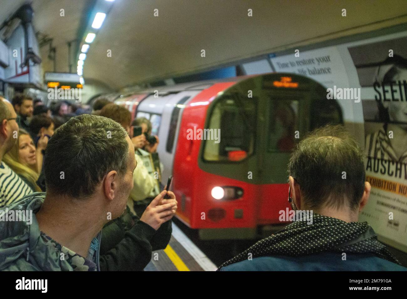 Londra, Regno Unito. 8th Jan, 2023. Nessun pantaloni per la restituzione del tubo in giornata dopo il COVID. Nessun Trousder sulla provetta restituito dopo un periodo di sospensione a causa della pandemia COVID-19. L'evento ufficiale è stato organizzato da Ivan Markovic del gruppo Facebook The Stiff Upper Lip Society e ha proseguito da Newport Place a Leicester Square e la Northern Line fino a Tottenham Court Road e la Elizabeth Line fino a Paddington Station e alla statua dell'orso di Paddington. C'era un gruppo non ufficiale di scheggiature che andava a modo suo. Credit: Peter Hogan/Alamy Live News Foto Stock