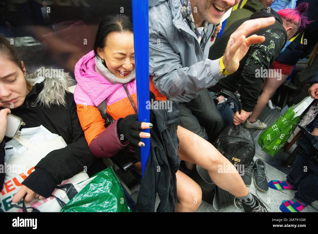 Londra, Regno Unito. 8th Jan, 2023. Nessun pantaloni per la restituzione del tubo in giornata dopo il COVID. Nessun Trousder sulla provetta restituito dopo un periodo di sospensione a causa della pandemia COVID-19. L'evento ufficiale è stato organizzato da Ivan Markovic del gruppo Facebook The Stiff Upper Lip Society e ha proseguito da Newport Place a Leicester Square e la Northern Line fino a Tottenham Court Road e la Elizabeth Line fino a Paddington Station e alla statua dell'orso di Paddington. C'era un gruppo non ufficiale di scheggiature che andava a modo suo. Credit: Peter Hogan/Alamy Live News Foto Stock