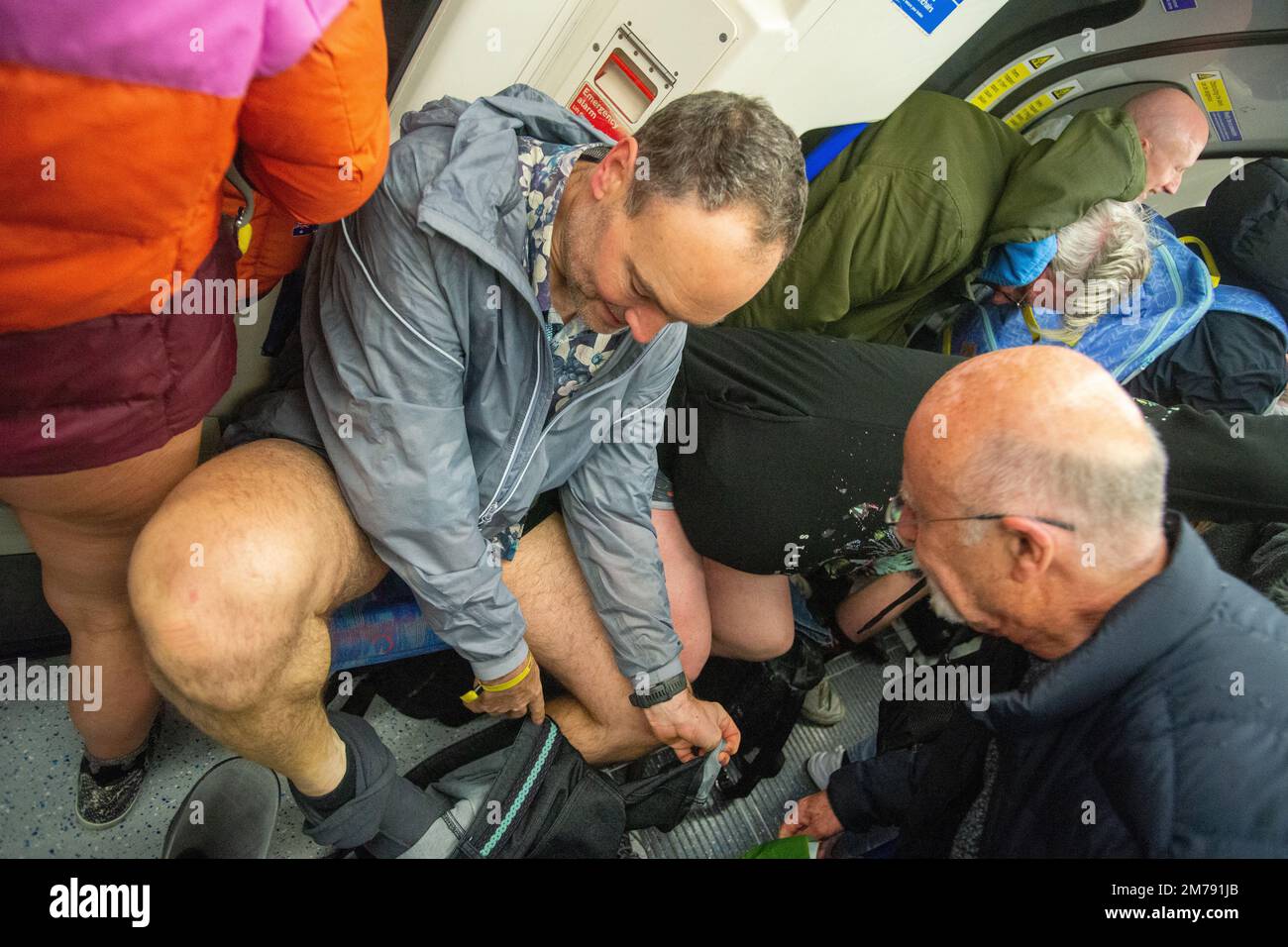 Londra, Regno Unito. 8th Jan, 2023. Nessun pantaloni per la restituzione del tubo in giornata dopo il COVID. Nessun Trousder sulla provetta restituito dopo un periodo di sospensione a causa della pandemia COVID-19. L'evento ufficiale è stato organizzato da Ivan Markovic del gruppo Facebook The Stiff Upper Lip Society e ha proseguito da Newport Place a Leicester Square e la Northern Line fino a Tottenham Court Road e la Elizabeth Line fino a Paddington Station e alla statua dell'orso di Paddington. C'era un gruppo non ufficiale di scheggiature che andava a modo suo. Credit: Peter Hogan/Alamy Live News Foto Stock