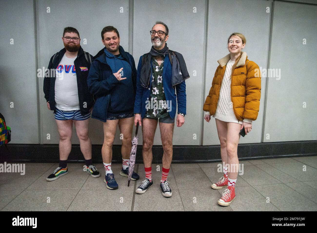 Londra, Regno Unito. 8th Jan, 2023. Nessun pantaloni per la restituzione del tubo in giornata dopo il COVID. Nessun Trousder sulla provetta restituito dopo un periodo di sospensione a causa della pandemia COVID-19. L'evento ufficiale è stato organizzato da Ivan Markovic del gruppo Facebook The Stiff Upper Lip Society e ha proseguito da Newport Place a Leicester Square e la Northern Line fino a Tottenham Court Road e la Elizabeth Line fino a Paddington Station e alla statua dell'orso di Paddington. C'era un gruppo non ufficiale di scheggiature che andava a modo suo. Credit: Peter Hogan/Alamy Live News Foto Stock