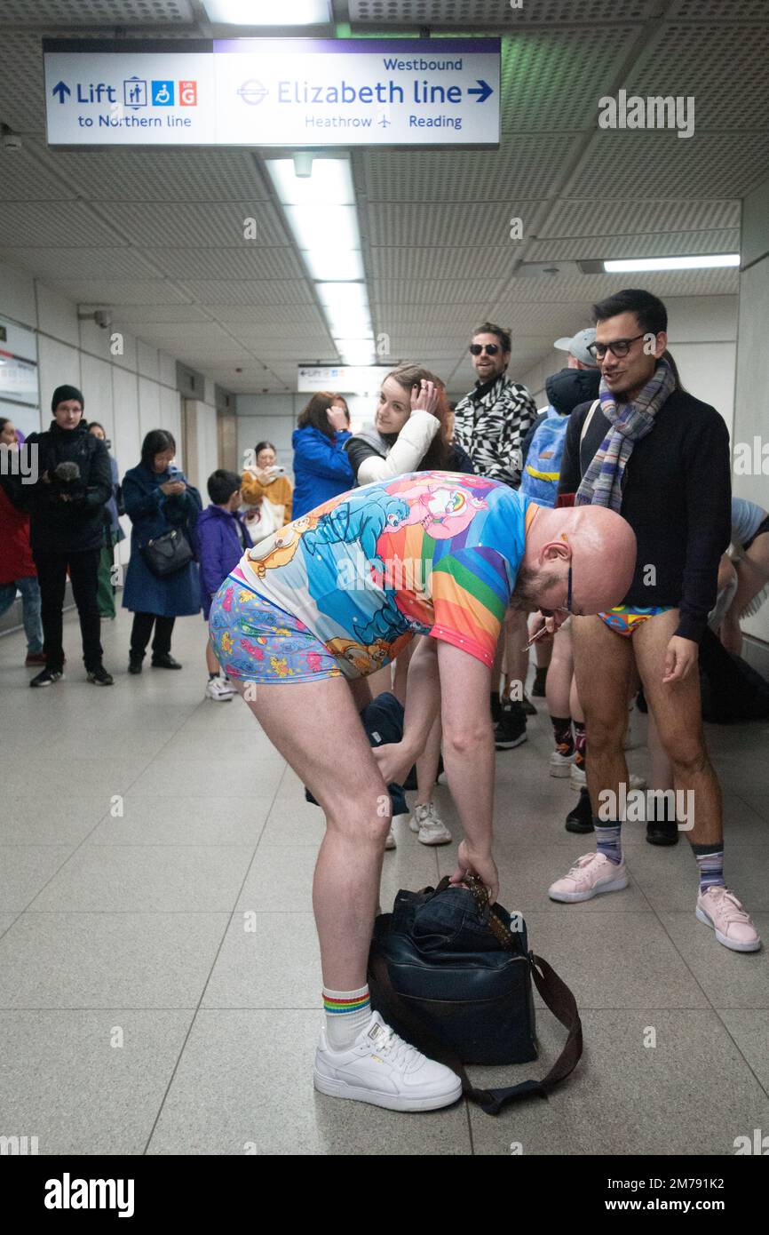 Londra, Regno Unito. 8th Jan, 2023. Nessun pantaloni per la restituzione del tubo in giornata dopo il COVID. Nessun Trousder sulla provetta restituito dopo un periodo di sospensione a causa della pandemia COVID-19. L'evento ufficiale è stato organizzato da Ivan Markovic del gruppo Facebook The Stiff Upper Lip Society e ha proseguito da Newport Place a Leicester Square e la Northern Line fino a Tottenham Court Road e la Elizabeth Line fino a Paddington Station e alla statua dell'orso di Paddington. C'era un gruppo non ufficiale di scheggiature che andava a modo suo. Credit: Peter Hogan/Alamy Live News Foto Stock