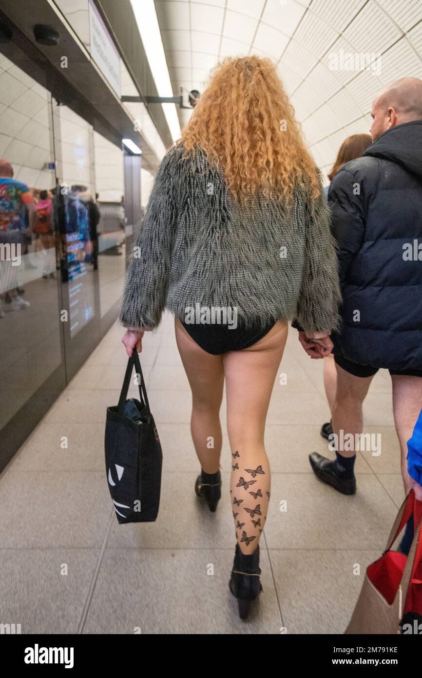 Londra, Regno Unito. 8th Jan, 2023. Nessun pantaloni per la restituzione del tubo in giornata dopo il COVID. Nessun Trousder sulla provetta restituito dopo un periodo di sospensione a causa della pandemia COVID-19. L'evento ufficiale è stato organizzato da Ivan Markovic del gruppo Facebook The Stiff Upper Lip Society e ha proseguito da Newport Place a Leicester Square e la Northern Line fino a Tottenham Court Road e la Elizabeth Line fino a Paddington Station e alla statua dell'orso di Paddington. C'era un gruppo non ufficiale di scheggiature che andava a modo suo. Credit: Peter Hogan/Alamy Live News Foto Stock