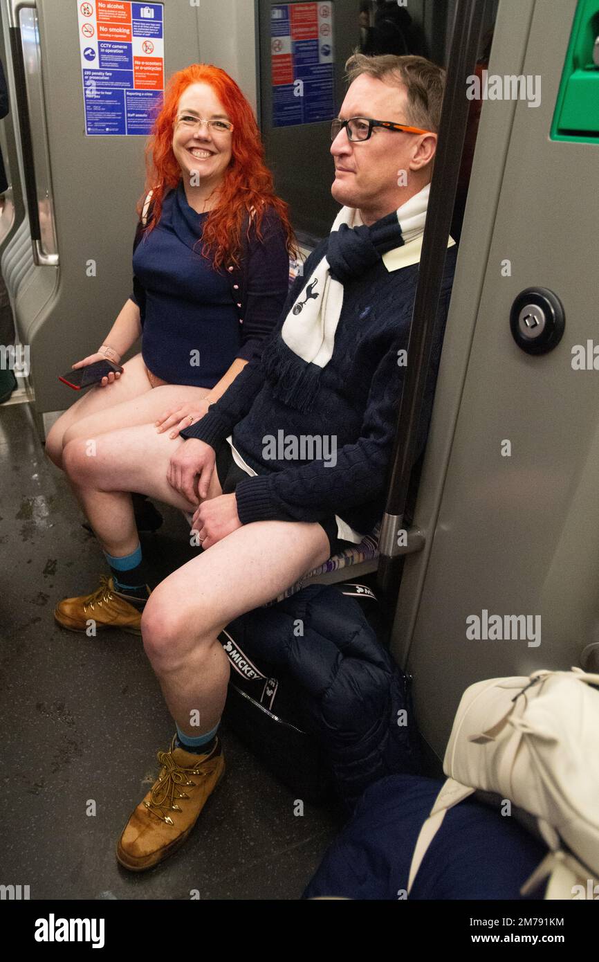 Londra, Regno Unito. 8th Jan, 2023. Nessun pantaloni per la restituzione del tubo in giornata dopo il COVID. Nessun Trousder sulla provetta restituito dopo un periodo di sospensione a causa della pandemia COVID-19. L'evento ufficiale è stato organizzato da Ivan Markovic del gruppo Facebook The Stiff Upper Lip Society e ha proseguito da Newport Place a Leicester Square e la Northern Line fino a Tottenham Court Road e la Elizabeth Line fino a Paddington Station e alla statua dell'orso di Paddington. C'era un gruppo non ufficiale di scheggiature che andava a modo suo. Credit: Peter Hogan/Alamy Live News Foto Stock