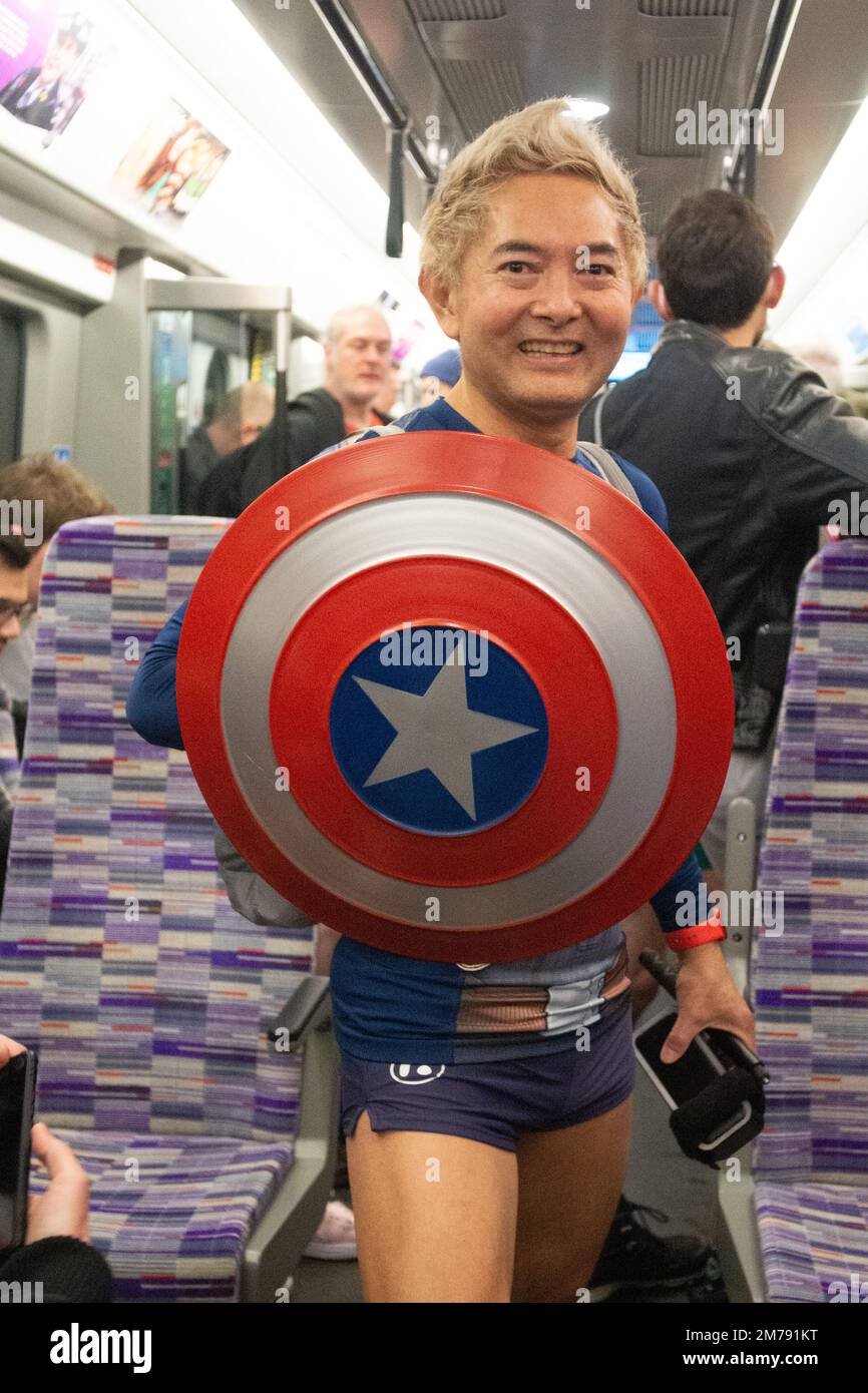 Londra, Regno Unito. 8th Jan, 2023. Nessun pantaloni per la restituzione del tubo in giornata dopo il COVID. Nessun Trousder sulla provetta restituito dopo un periodo di sospensione a causa della pandemia COVID-19. L'evento ufficiale è stato organizzato da Ivan Markovic del gruppo Facebook The Stiff Upper Lip Society e ha proseguito da Newport Place a Leicester Square e la Northern Line fino a Tottenham Court Road e la Elizabeth Line fino a Paddington Station e alla statua dell'orso di Paddington. C'era un gruppo non ufficiale di scheggiature che andava a modo suo. Credit: Peter Hogan/Alamy Live News Foto Stock