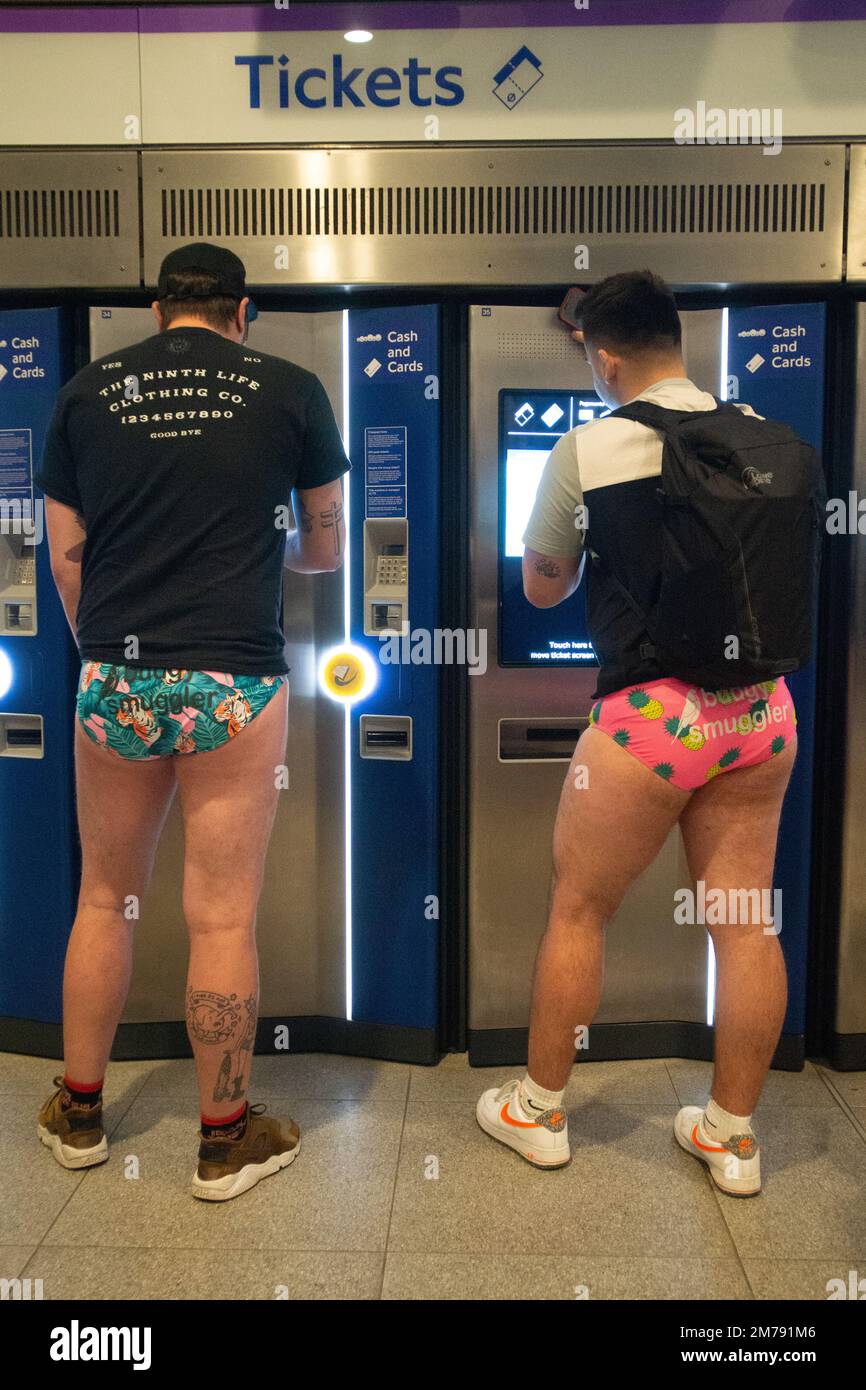 Londra, Regno Unito. 8th Jan, 2023. Nessun pantaloni per la restituzione del tubo in giornata dopo il COVID. Nessun Trousder sulla provetta restituito dopo un periodo di sospensione a causa della pandemia COVID-19. L'evento ufficiale è stato organizzato da Ivan Markovic del gruppo Facebook The Stiff Upper Lip Society e ha proseguito da Newport Place a Leicester Square e la Northern Line fino a Tottenham Court Road e la Elizabeth Line fino a Paddington Station e alla statua dell'orso di Paddington. C'era un gruppo non ufficiale di scheggiature che andava a modo suo. Credit: Peter Hogan/Alamy Live News Foto Stock