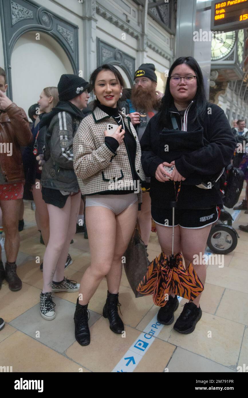 Londra, Regno Unito. 8th Jan, 2023. Nessun pantaloni per la restituzione del tubo in giornata dopo il COVID. Nessun Trousder sulla provetta restituito dopo un periodo di sospensione a causa della pandemia COVID-19. L'evento ufficiale è stato organizzato da Ivan Markovic del gruppo Facebook The Stiff Upper Lip Society e ha proseguito da Newport Place a Leicester Square e la Northern Line fino a Tottenham Court Road e la Elizabeth Line fino a Paddington Station e alla statua dell'orso di Paddington. C'era un gruppo non ufficiale di scheggiature che andava a modo suo. Credit: Peter Hogan/Alamy Live News Foto Stock