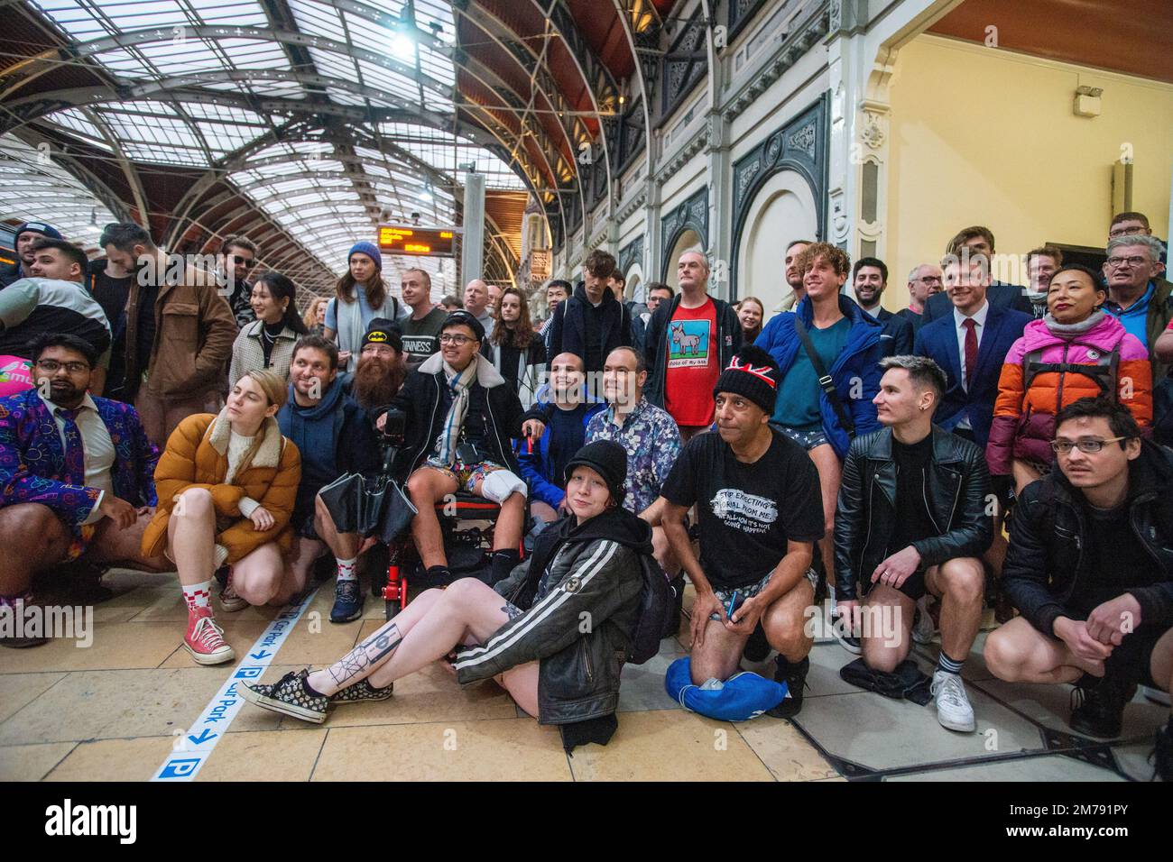 Londra, Regno Unito. 8th Jan, 2023. Nessun pantaloni per la restituzione del tubo in giornata dopo il COVID. Nessun Trousder sulla provetta restituito dopo un periodo di sospensione a causa della pandemia COVID-19. L'evento ufficiale è stato organizzato da Ivan Markovic del gruppo Facebook The Stiff Upper Lip Society e ha proseguito da Newport Place a Leicester Square e la Northern Line fino a Tottenham Court Road e la Elizabeth Line fino a Paddington Station e alla statua dell'orso di Paddington. C'era un gruppo non ufficiale di scheggiature che andava a modo suo. Credit: Peter Hogan/Alamy Live News Foto Stock