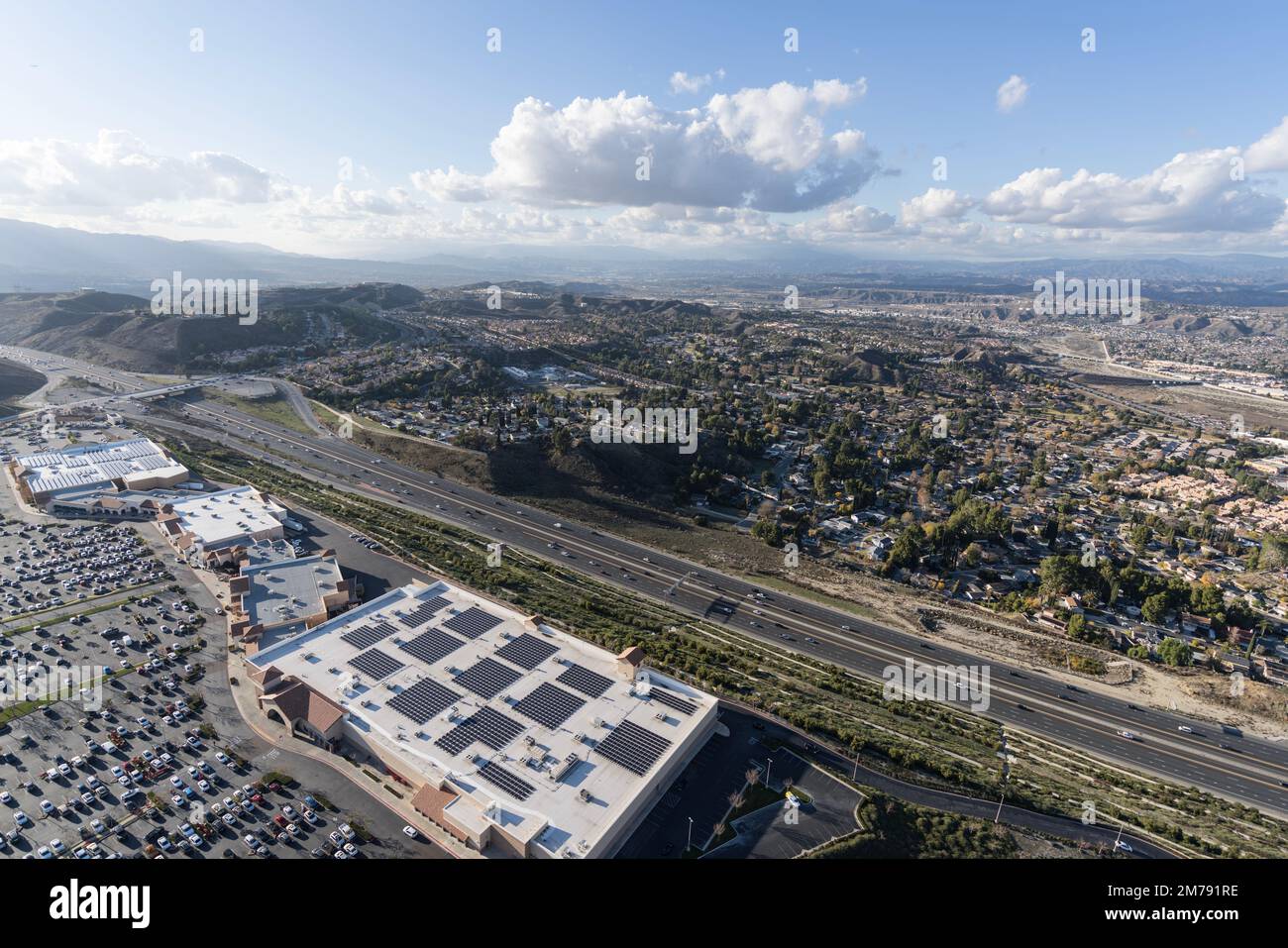 Vista aerea dei negozi di torbiere e della superstrada 14 nella comunità di Santa Clarita della contea di Los Angeles, California. Foto Stock