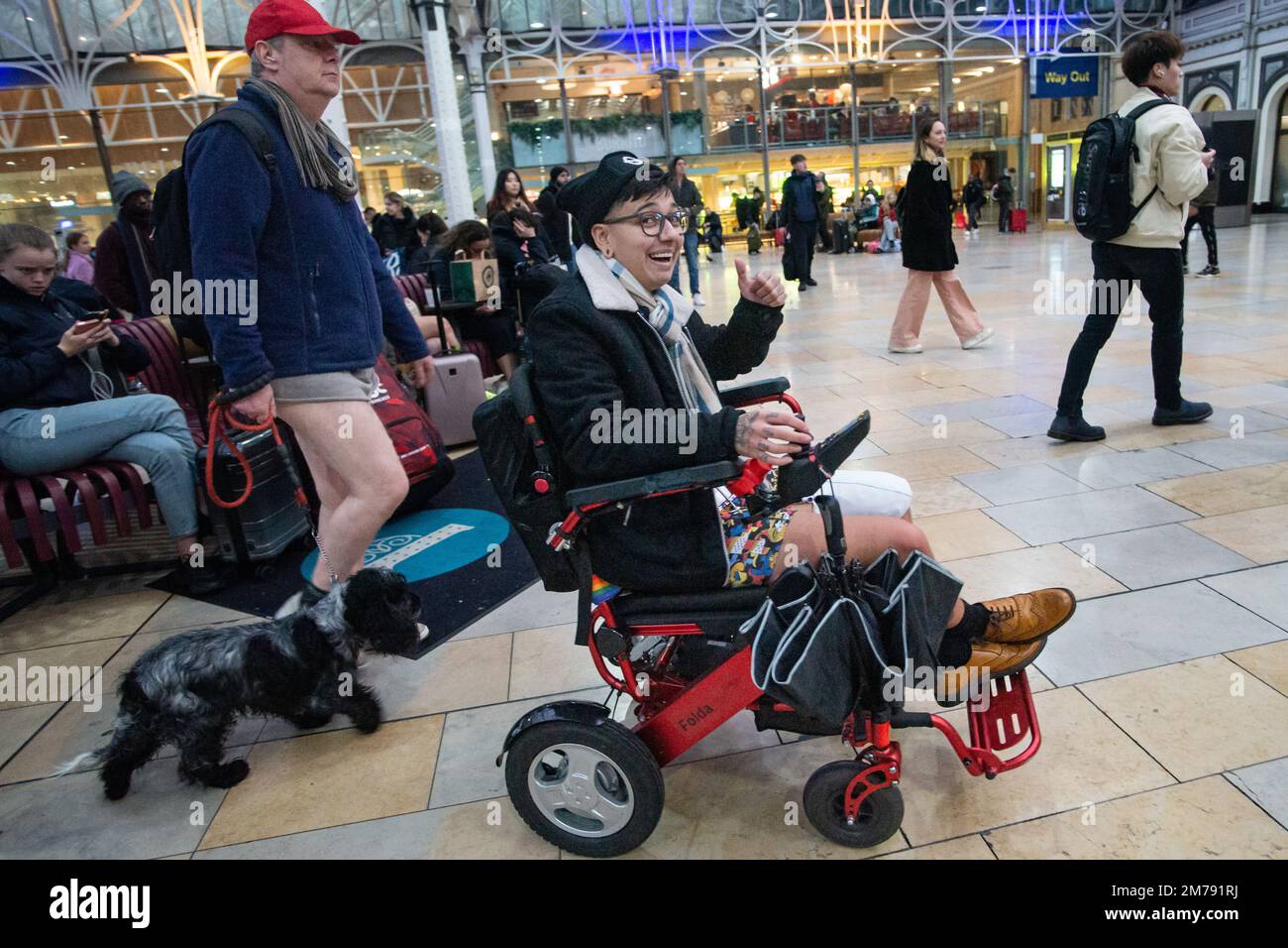 Londra, Regno Unito. 8th Jan, 2023. Nessun pantaloni per la restituzione del tubo in giornata dopo il COVID. Nessun Trousder sulla provetta restituito dopo un periodo di sospensione a causa della pandemia COVID-19. L'evento ufficiale è stato organizzato da Ivan Markovic del gruppo Facebook The Stiff Upper Lip Society e ha proseguito da Newport Place a Leicester Square e la Northern Line fino a Tottenham Court Road e la Elizabeth Line fino a Paddington Station e alla statua dell'orso di Paddington. C'era un gruppo non ufficiale di scheggiature che andava a modo suo. Credit: Peter Hogan/Alamy Live News Foto Stock