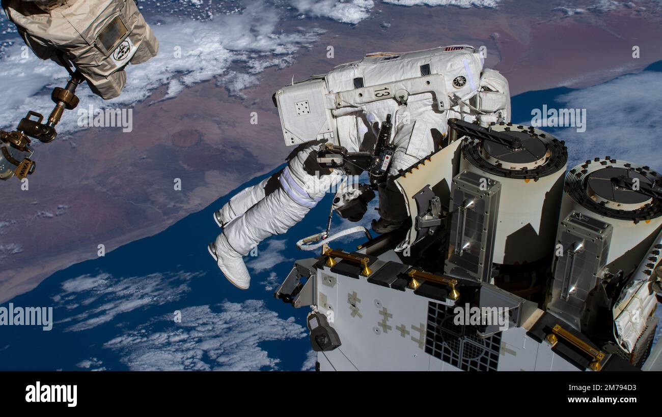 Stazione spaziale Internazionale, ORBITA TERRESTRE. 22 dicembre 2022. L'astronauta della NASA e la spedizione 68 Josh Cassada, ingegnere di volo, si prepara a lanciare un array solare per l'implementazione durante un varco fuori dalla Stazione spaziale Internazionale, il 22 dicembre 2022 in Earth Orbit. Foto Stock