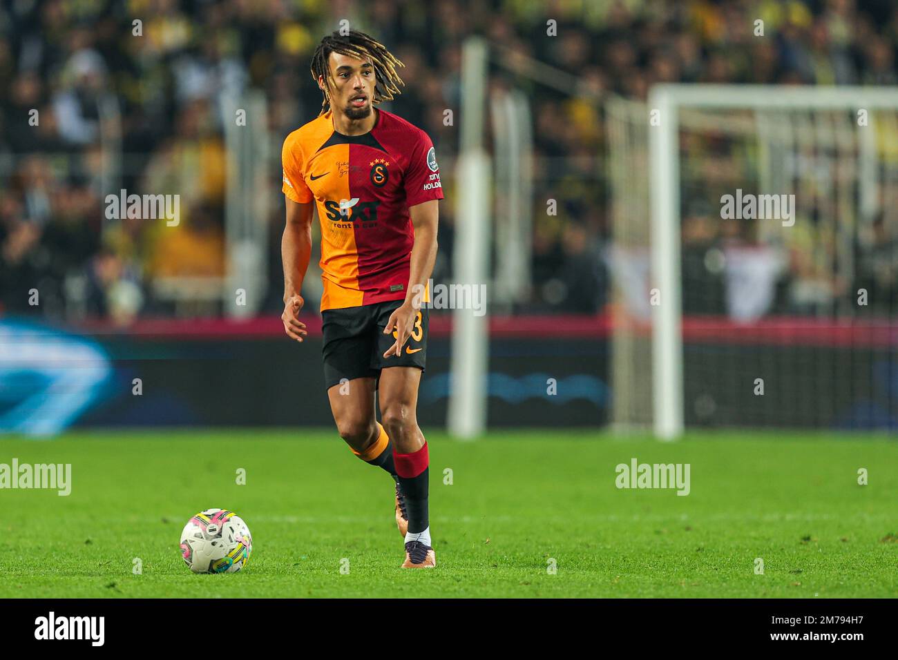 ISTANBUL, TURKIYE - GENNAIO 8: Sacha Boey di Galatasaray durante la partita di Super Lig Turca tra Fenerbahce e Galatasaray allo stadio Sukru Saracoglu il 8 Gennaio 2023 a Istanbul, Turkiye (Foto di /Orange Pictures) Foto Stock