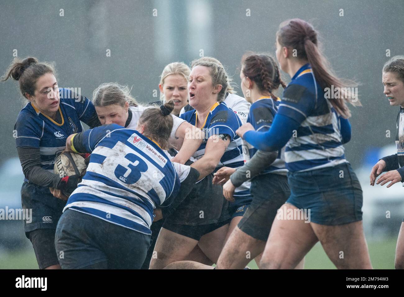 Mansfield, Nottinghamshire, Inghilterra, Regno Unito. 8th Jan, 2023. Mansfield Women v Burton Ladies Amateur Rugby i giocatori di Union continuare a giocare sotto la pioggia battente, in condizioni di bagnato e fangoso mentre le docce a pioggia si muovono in tutte le parti del Regno Unito. Credit: Alan Beastall/Alamy Live News Foto Stock