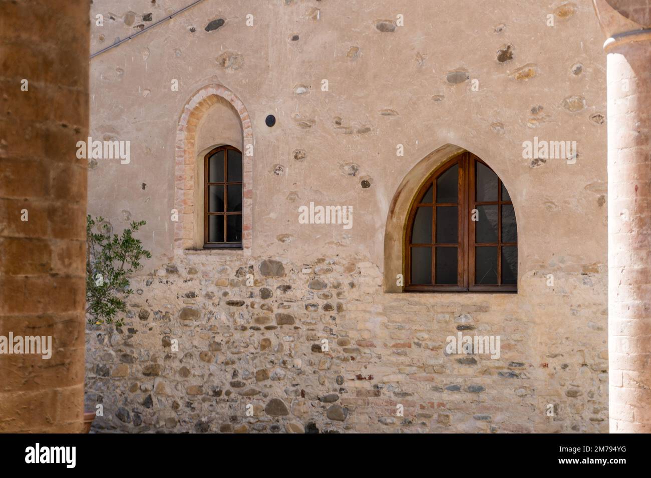 Torrechiara,Italia-31 luglio 2022:Vista del particolare interno del castello di Torrechiara in provincia di Parma durante una giornata di sole Foto Stock