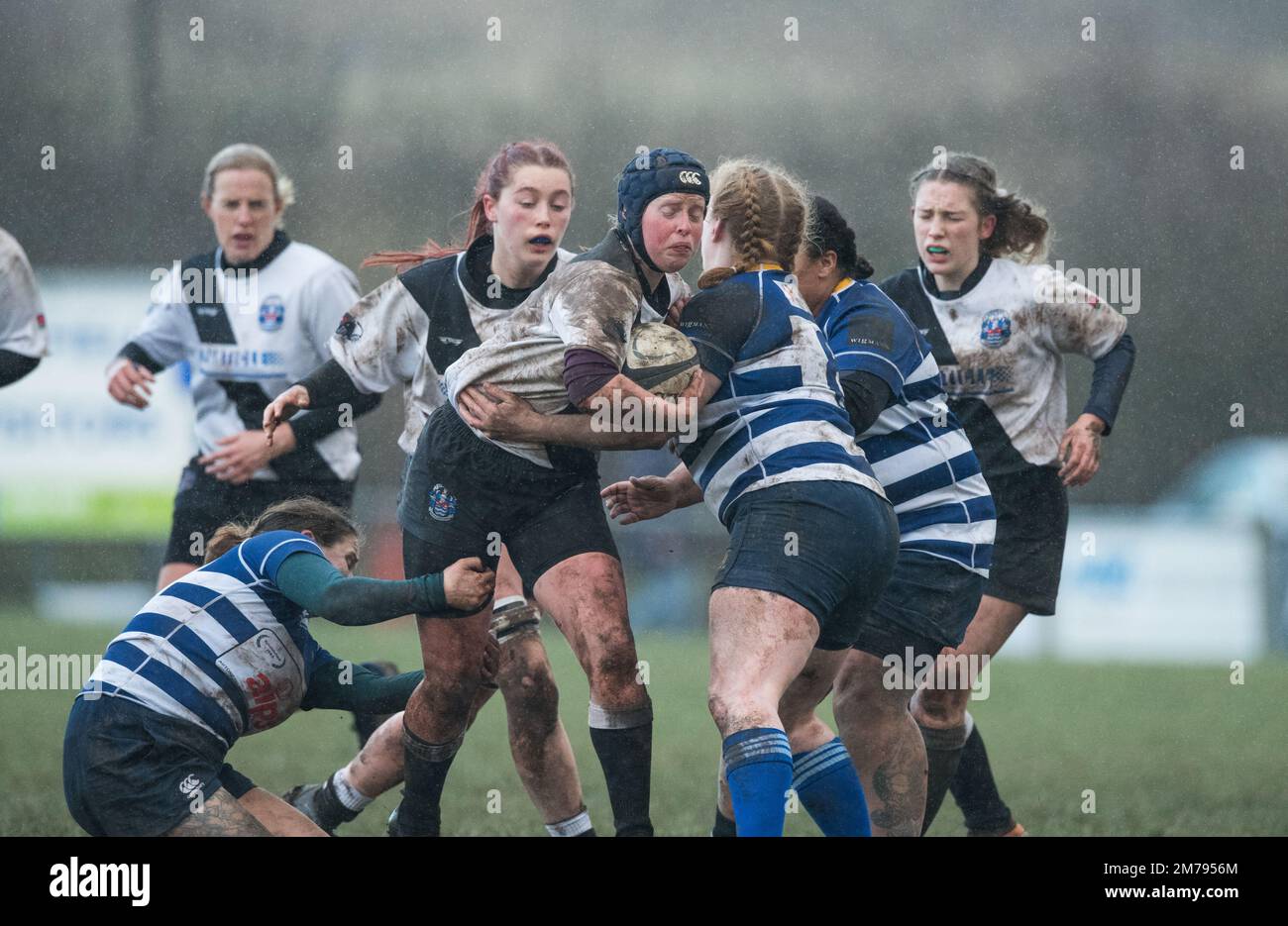 Mansfield, Nottinghamshire, Inghilterra, Regno Unito. 8th Jan, 2023. Mansfield Women v Burton Ladies Amateur Rugby i giocatori di Union continuare a giocare sotto la pioggia battente, in condizioni di bagnato e fangoso mentre le docce a pioggia si muovono in tutte le parti del Regno Unito. Credit: Alan Beastall/Alamy Live News Foto Stock