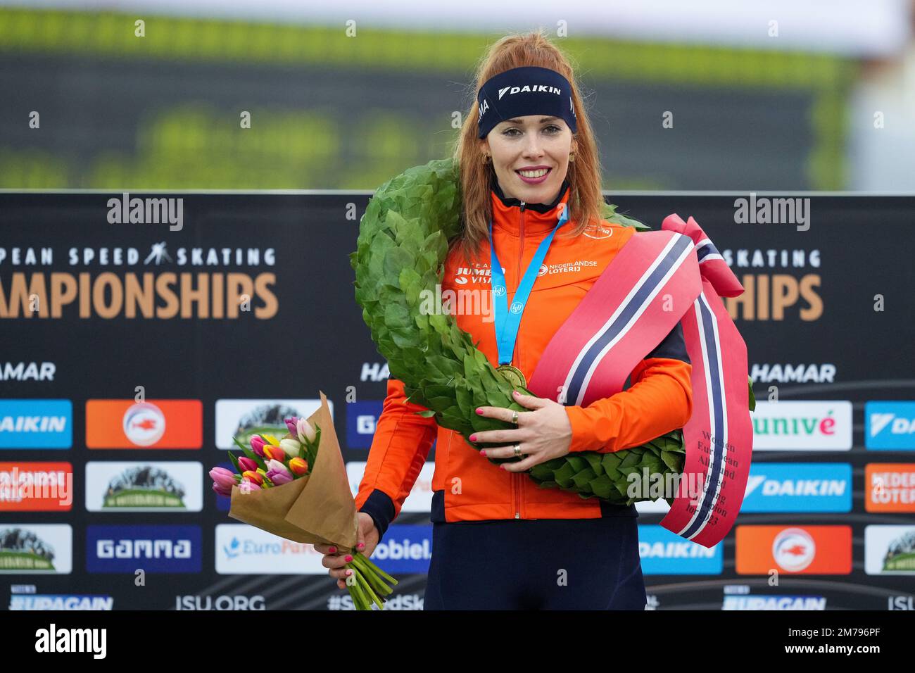 HAMAR, NORVEGIA - Gennaio 8: Antoinette Rijpma - de Jong dei Paesi Bassi durante la cerimonia di medaglia durante il Campionato europeo di pattinaggio di velocità Allround ISU a Vikingskipet il 8 Gennaio 2023 a Hamar, Norvegia (Foto di Douwe Bijlsma/Orange Pictures) Foto Stock