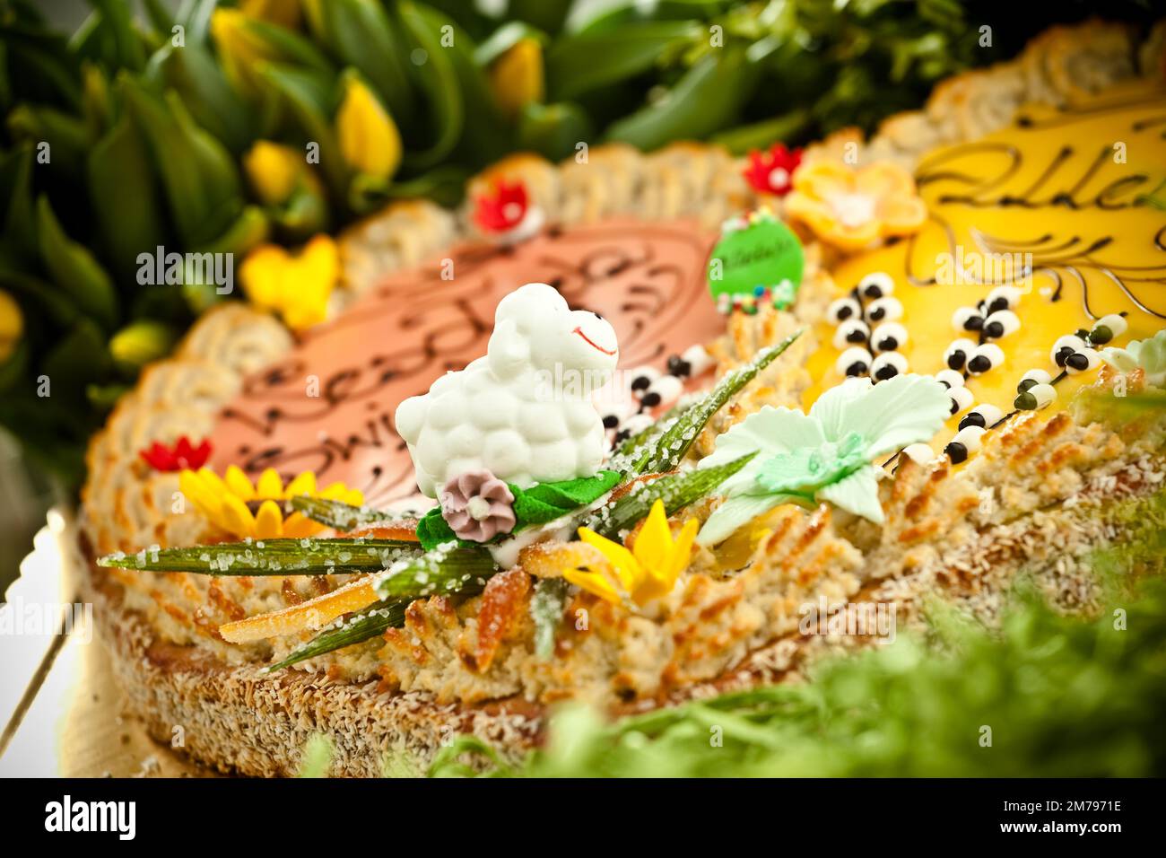 Cottura di Pasqua. Mazurka e torte pasquali. Il lavoro di un pasticcere Foto Stock