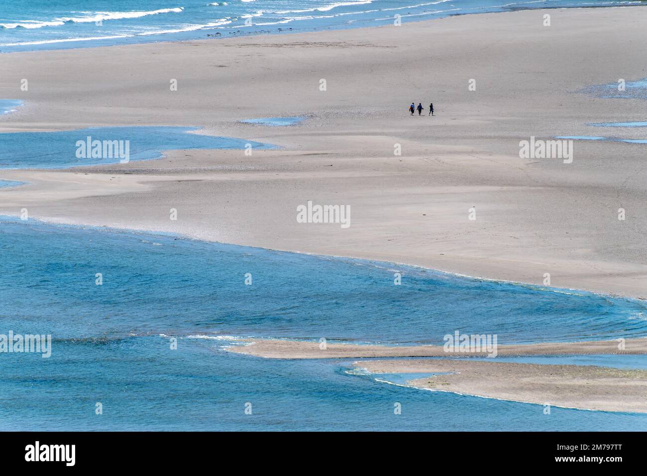 Spiaggia pittoresca e acqua di mare blu. Alcune persone in lontananza su una bellissima spiaggia. La famosa spiaggia irlandese di Inchydoney, un paesaggio minimalista Foto Stock