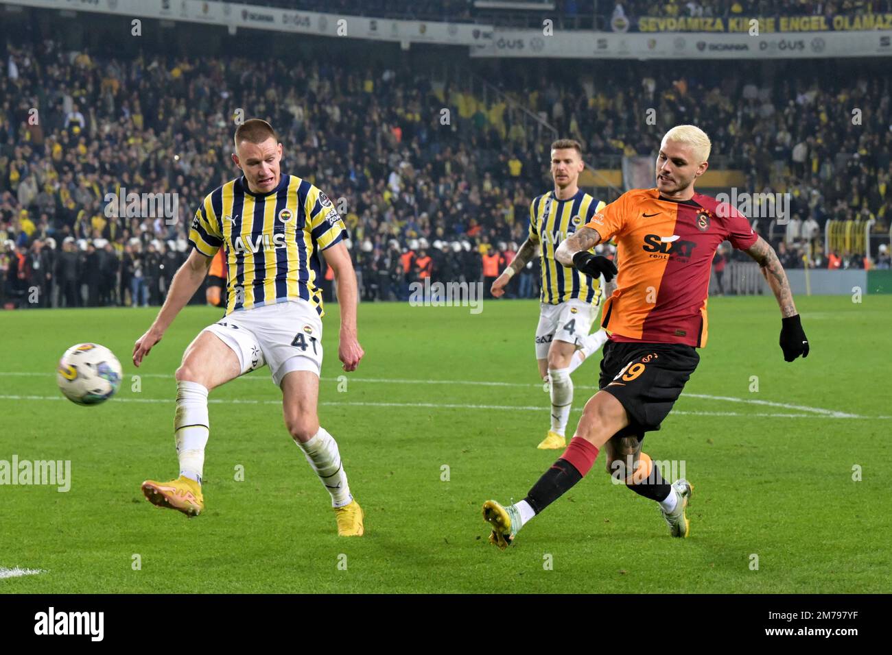 ISTANBUL - Mauro Icardi di Galatasaray COME partiture (lr) Attila Szalai di Fenerbahce SK, Mauro Icardi di Galatasaray COME durante la partita turca Super Lig tra Fenerbahce AS e Galatasaray COME allo stadio Ulker il 8 gennaio 2023 a Istanbul, Turchia. AP | altezza olandese | GERRIT DI COLONIA Foto Stock