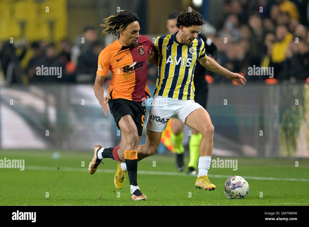 ISTANBUL - Sacha Boey di Galatasaray AS, Ferdi Kadioglu di Fenerbahce SK durante la partita turca Super Lig tra Fenerbahce AS e Galatasaray AS allo stadio Ulker il 8 gennaio 2023 a Istanbul, Turchia. AP | altezza olandese | GERRIT DI COLONIA Foto Stock