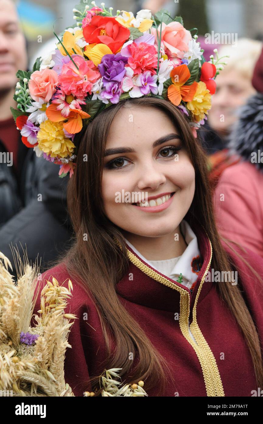 Lviv, Ucraina 8 gennaio 2023. Donna Ucraina partecipante posa per una foto durante il festival folcloristico Folk 'Nuova gioia è diventata', gruppi folcloristici, presepi da vari distretti della regione di Leopoli eseguito, caroled come parte della celebrazione di Natale in mezzo all'invasione russa. Il 7 gennaio, gli ucraini celebrano il Natale ortodosso secondo il vecchio calendario Giuliano. Foto Stock