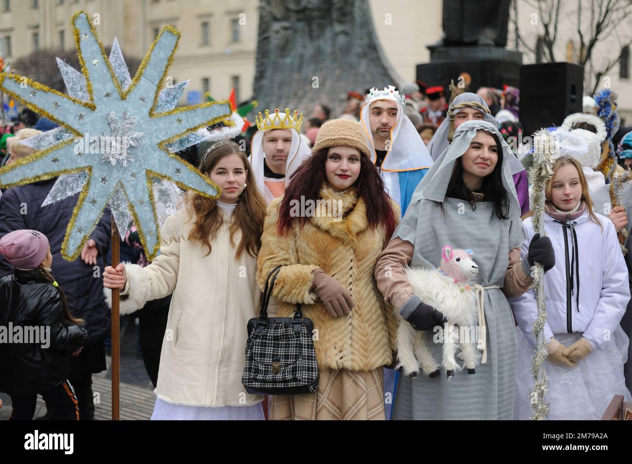 Lviv, Ucraina 8 gennaio 2023. Le persone vestite di costumi posa per una foto durante il festival folcloristico "Nuova gioia è diventata", gruppi folcloristici, presepi di vari distretti della regione di Leopoli eseguiti, carolati come parte della celebrazione natalizia in mezzo all'invasione russa. Il 7 gennaio, gli ucraini celebrano il Natale ortodosso secondo il vecchio calendario Giuliano. Foto Stock