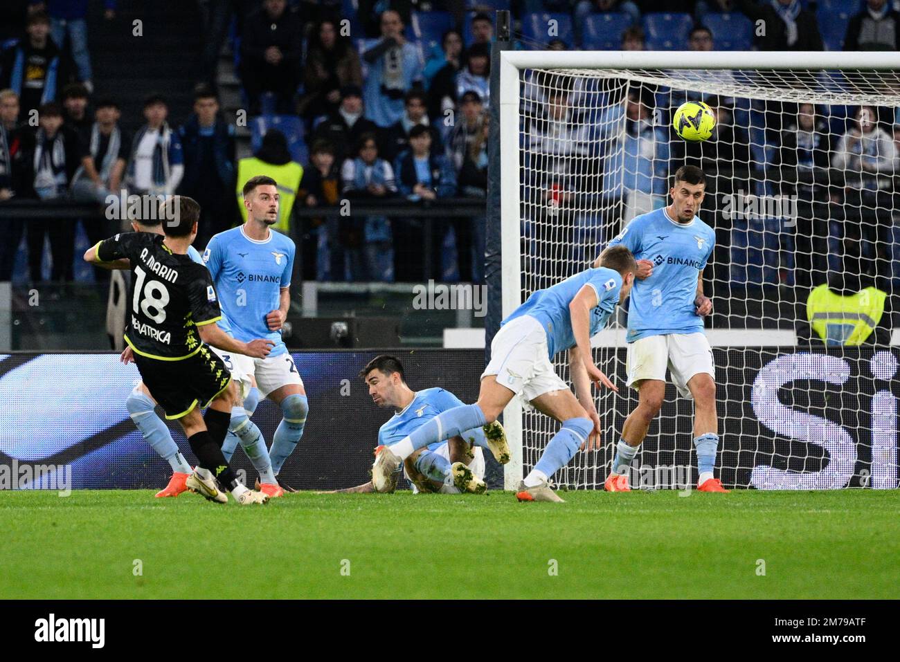 Roma, Italia. 08th Jan, 2023. Razvan Gabriel Marin (Empoli FC) Goal 2-2 durante il Campionato Italiano di Calcio una partita del 2022/2023 tra SS Lazio vs Empoli FC allo Stadio Olimpico di Roma il 08 gennaio 2023. Credit: Independent Photo Agency/Alamy Live News Foto Stock