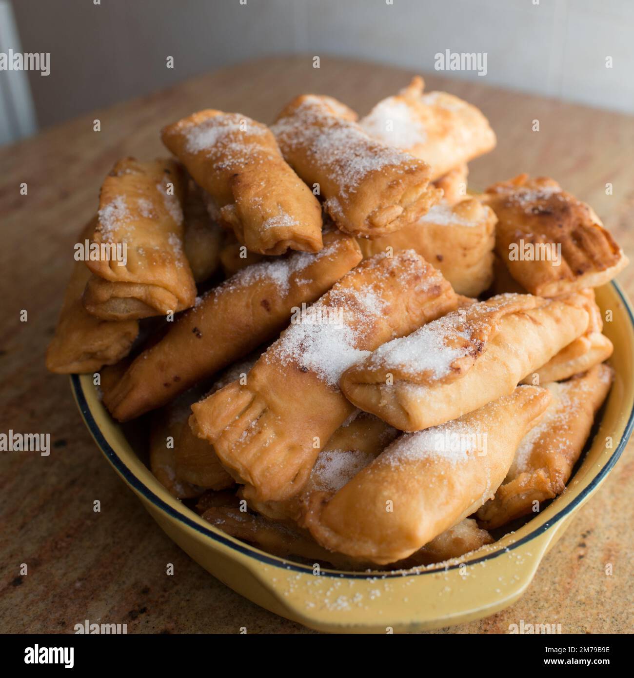 Primo piano di casadielles, dessert tradizionale di natale nelle Asturie. Zucchero sopra Foto Stock