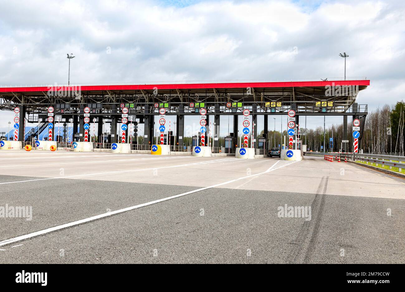 Veliky Novgorod, Russia - 27 agosto 2022: Caselli a pedaggio sull'autostrada ad accesso controllato. Punti di pagamento su una strada a pedaggio. Autostrada M11 russa Foto Stock