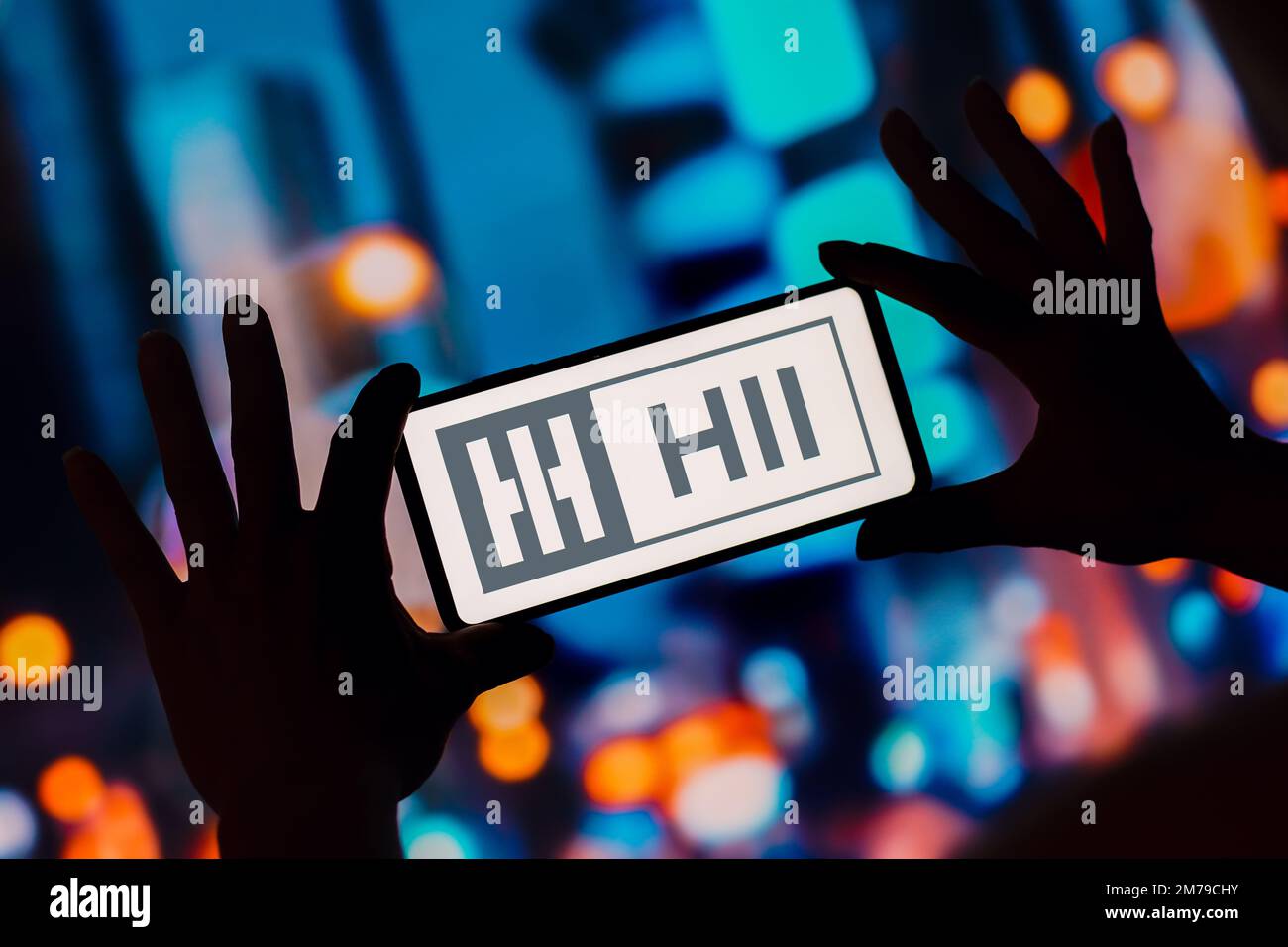 In questa immagine, il logo Huntington Ingalls Industries (HII) viene visualizzato sullo schermo di uno smartphone. Foto Stock