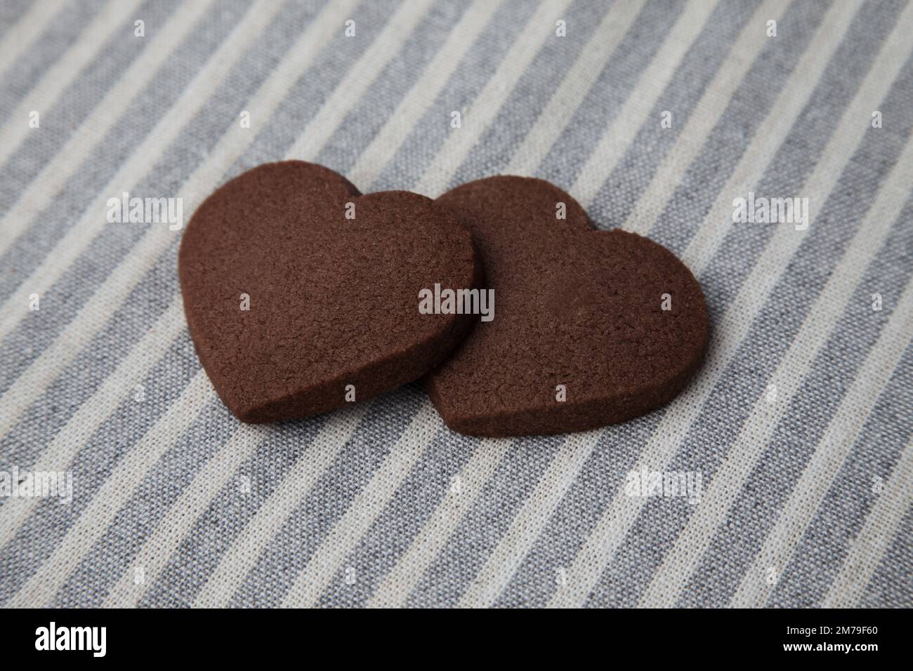 biscotti al cioccolato a forma di cuore isolati sulla tovaglia Foto Stock