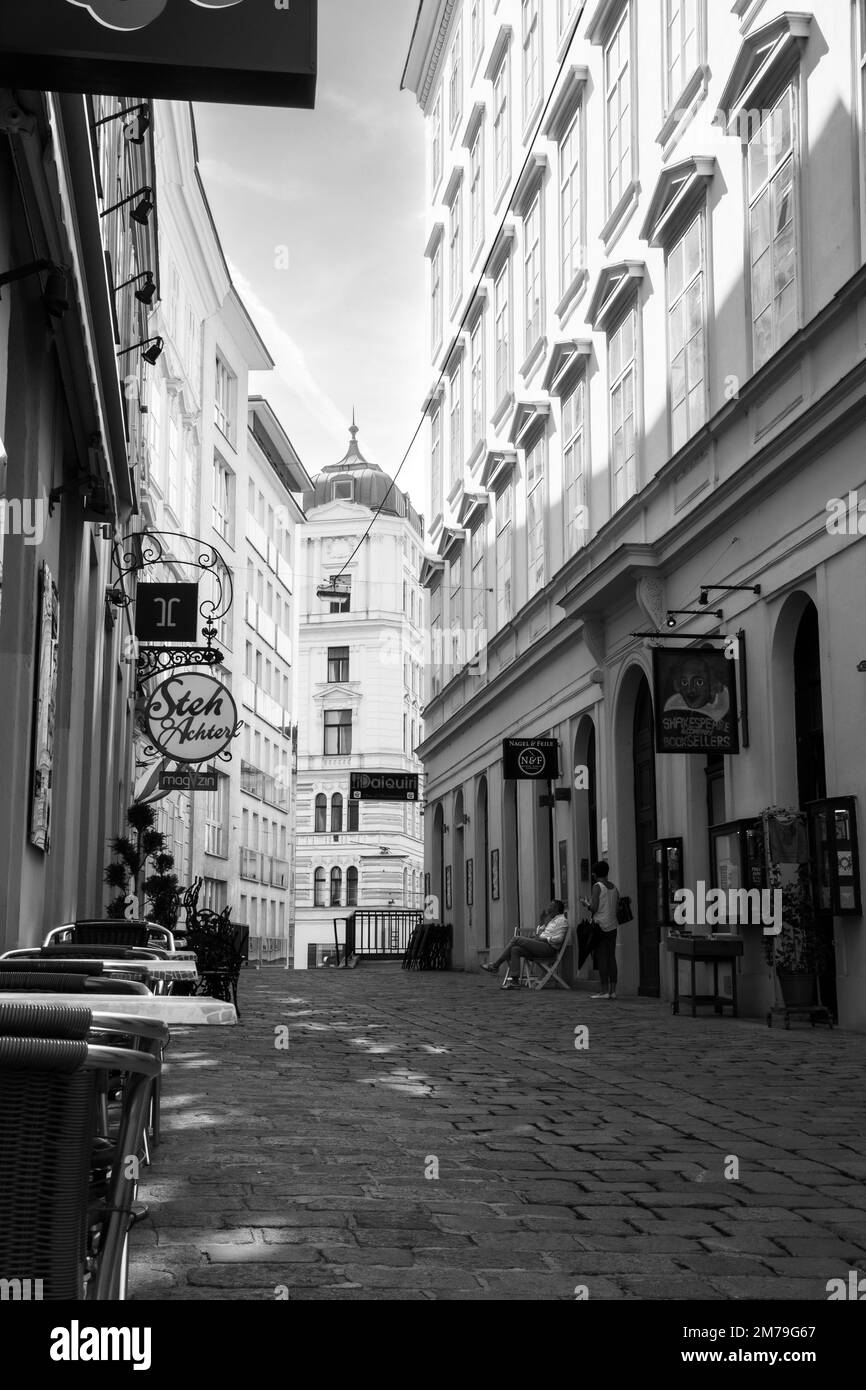 Intorno a Vienna, edifici, caffè, arte pubblica e strade acciottolate Foto Stock